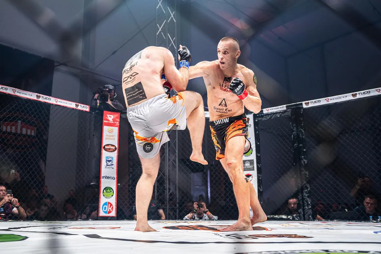 Kickboxing — walka w klatce