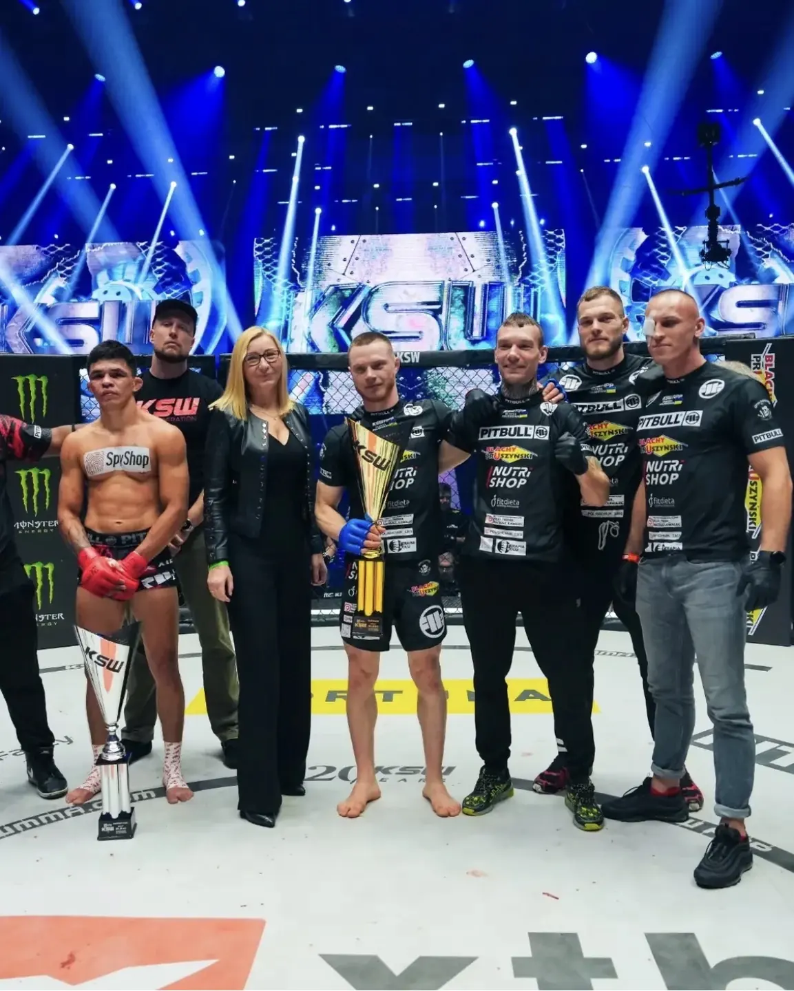 Mateusz Kowalski z ekipą na gali KSW